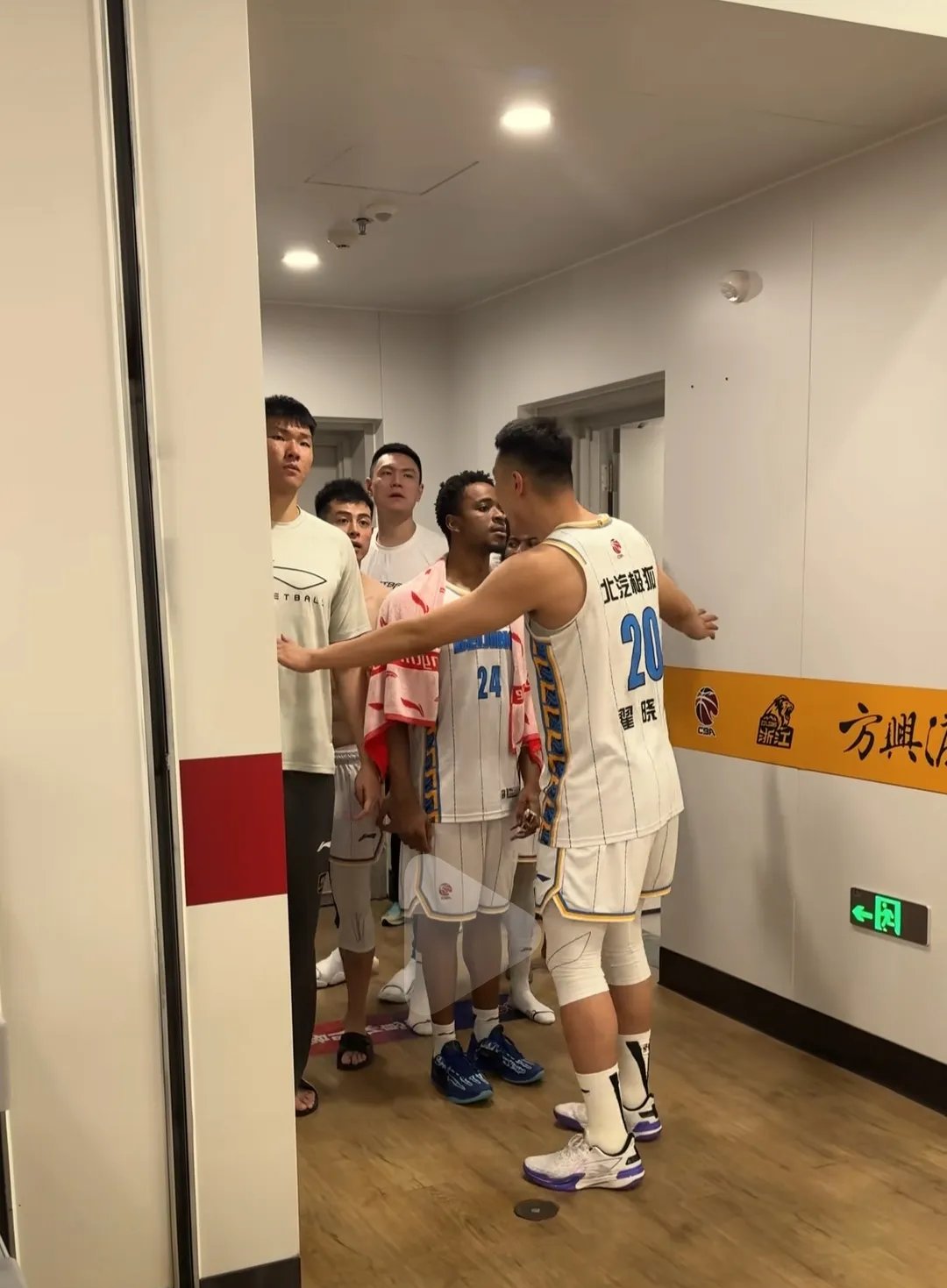 今晚体能课后,广州队防线松动备战NBA总决赛,引发热议,更衣室氛围转暖 今晚体能课后,广州队防线松动备战NBA总决赛,引发热议,更衣室氛围转暖